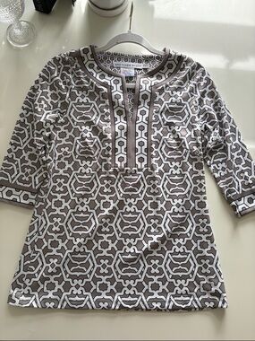 Gretchen Scott Gray & White Hexagon Print Top